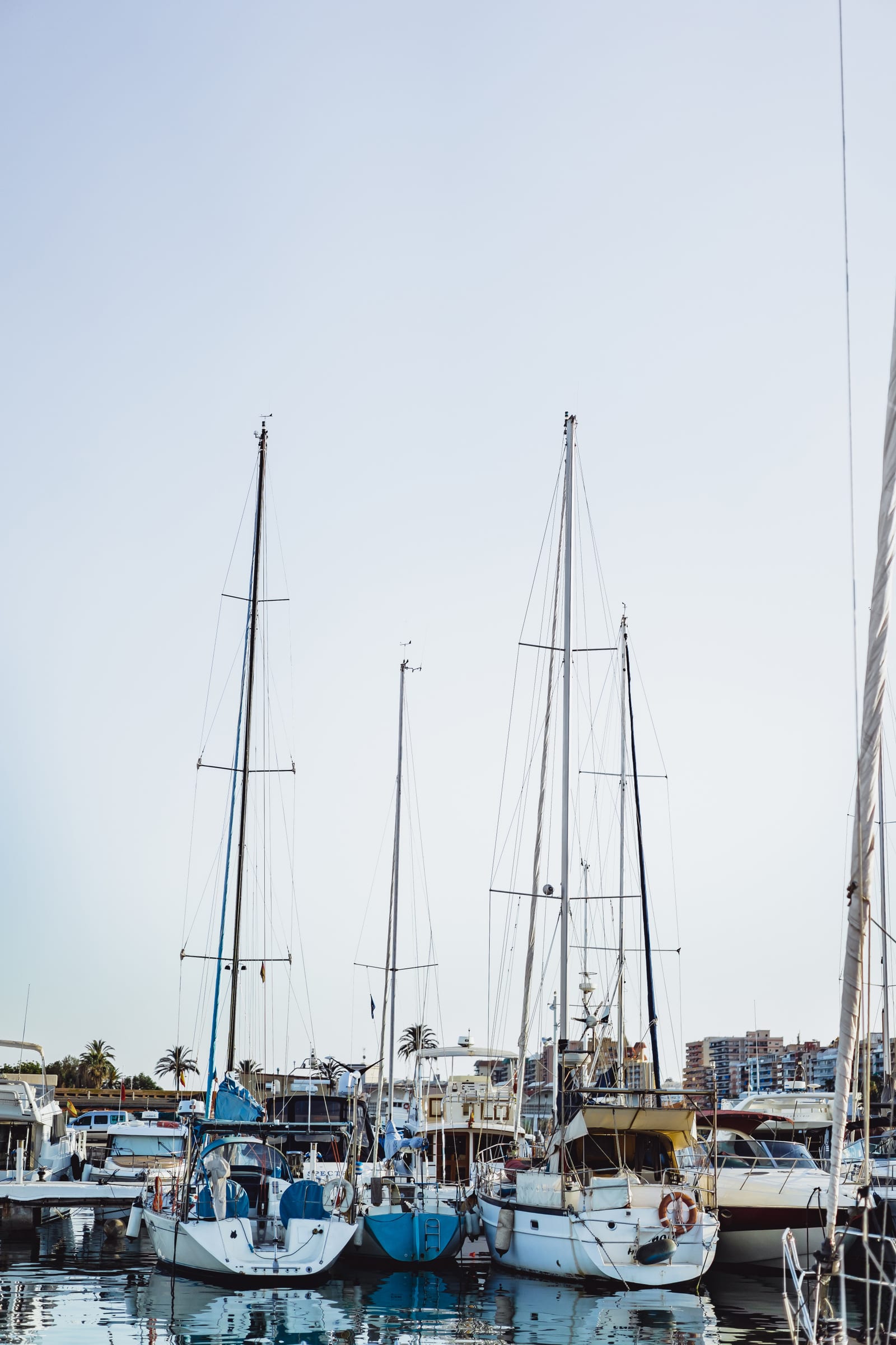 Yacht privati ormeggiati in banchina